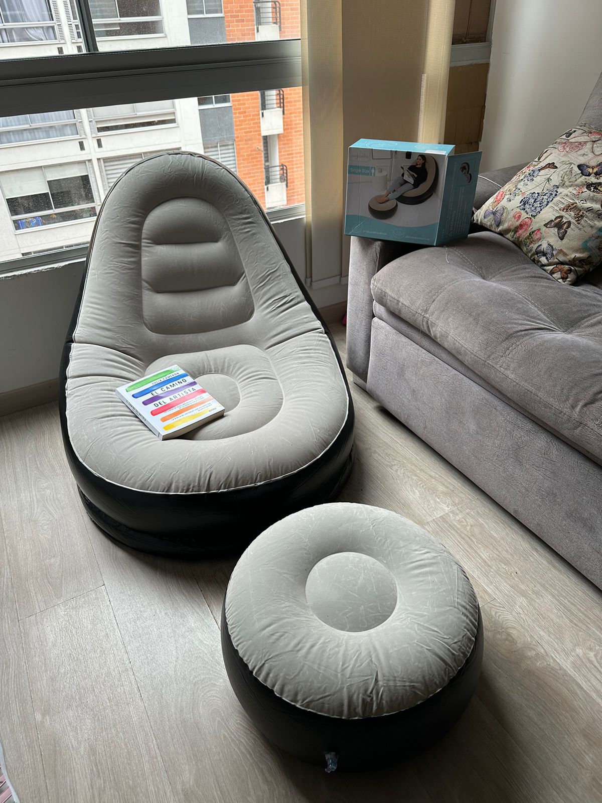 Sofá Inflable Portátil – Tumbona Flocada Con Reposapiés | Fácil De Inflar Y Desinflar | Ideal Para Playa, Camping, Jardín O Uso En Interiores