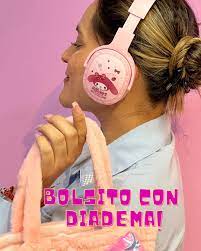 AUDIFONOS DIADEMA BLUETOOTH SANRIO + BOLSO DE PELUCHE